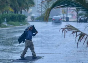‘Flossie’ se degrada a categoría 2; continúan vientos fuertes y lluvias