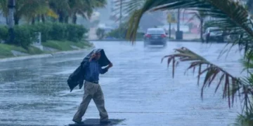 ‘Flossie’ se degrada a categoría 2; continúan vientos fuertes y lluvias