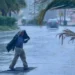 ‘Flossie’ se degrada a categoría 2; continúan vientos fuertes y lluvias