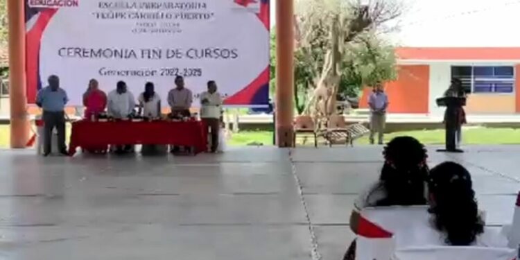 Denuncia acoso una estudiante durante su graduación en preparatoria de Chiapas