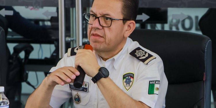 Comisario Juan Antonio Villa es embestido por taxi en glorieta del Real Inn