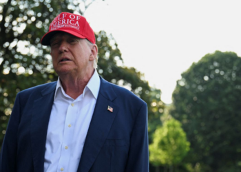 Trump se burla de migrantes en nuevo centro de detención: ‘Tendrán que aprender a huir de los caimanes’