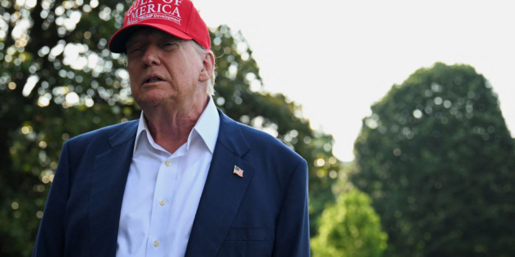 Trump se burla de migrantes en nuevo centro de detención: ‘Tendrán que aprender a huir de los caimanes’