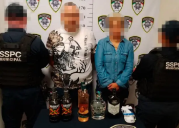 Detienen a pareja por robo de botellas de alcohol y mercancía en tienda de avenida Muñoz