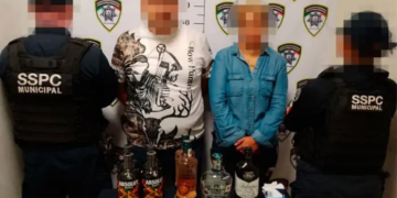 Detienen a pareja por robo de botellas de alcohol y mercancía en tienda de avenida Muñoz