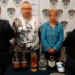 Detienen a pareja por robo de botellas de alcohol y mercancía en tienda de avenida Muñoz