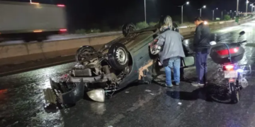 Automóvil vuelca en puente de Ciudad Satélite; conductor resultó lesionado