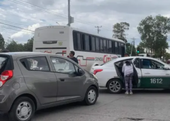 Choque en avenida Turquesa deja a adulta mayor con golpes leves