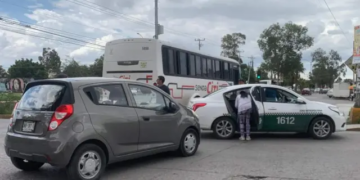 Choque en avenida Turquesa deja a adulta mayor con golpes leves
