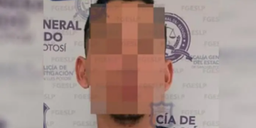 Detienen a individuo por presunto robo violento de vehículo
