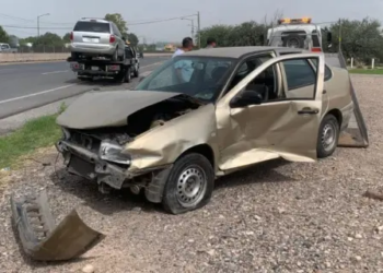 Accidente entre dos vehículos en la carretera Ríoverde deja solo daños menores