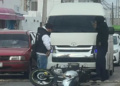 Camioneta impacta a motociclista en Avenida San Pedro; no hay lesionados