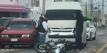 Camioneta impacta a motociclista en Avenida San Pedro; no hay lesionados