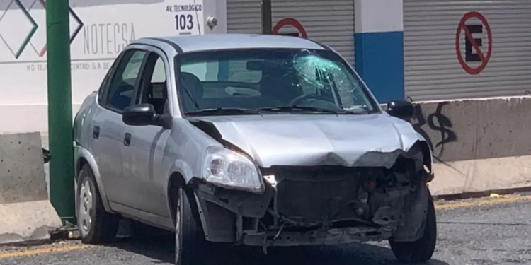 Una persona lesionada tras chocar contra muro de contención en carretera a Rioverde