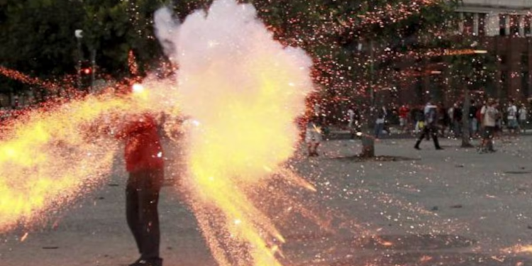 Los peligrosos efectos de los cohetes en la salud, así afectan los fuegos artificiales a animales y personas