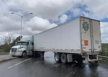 Tráiler se descuadra en puente del Circuito Potosí; vialidad cerrada en ambos sentidos