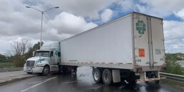 Tráiler se descuadra en puente del Circuito Potosí; vialidad cerrada en ambos sentidos