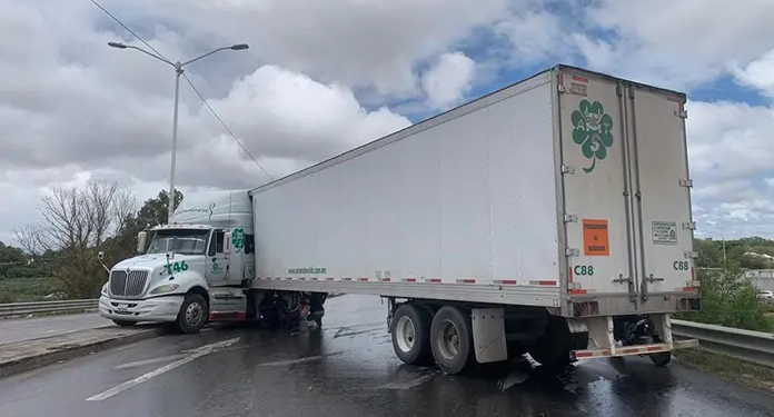 Tráiler se descuadra en puente del Circuito Potosí; vialidad cerrada en ambos sentidos