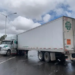 Tráiler se descuadra en puente del Circuito Potosí; vialidad cerrada en ambos sentidos