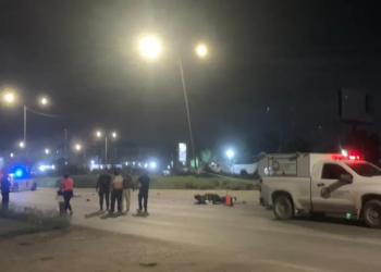 Motociclista muere tras ser arrollado por camión en la lateral de la 57, en Villa de Pozos