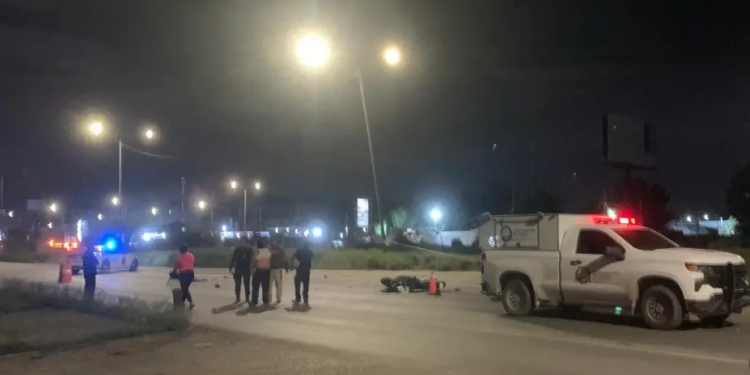 Motociclista muere tras ser arrollado por camión en la lateral de la 57, en Villa de Pozos