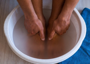 ¿Lavas tus pies con sal y bicarbonato?; la verdad detrás de este remedio casero