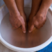 ¿Lavas tus pies con sal y bicarbonato?; la verdad detrás de este remedio casero
