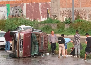 Pasajero resulta lesionado tras volcadura en el río Santiago, cerca del puente Naranja