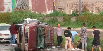 Pasajero resulta lesionado tras volcadura en el río Santiago, cerca del puente Naranja