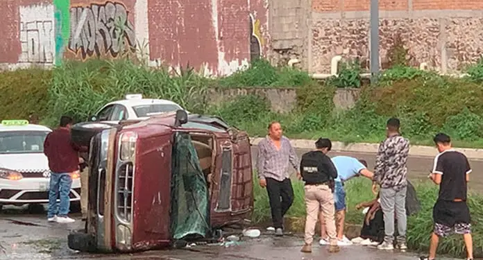 Pasajero resulta lesionado tras volcadura en el río Santiago, cerca del puente Naranja