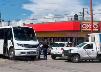 Impactan tres vehículos en Col. Valle de Cactus