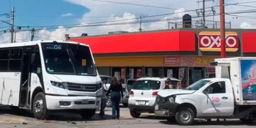 Impactan tres vehículos en Col. Valle de Cactus