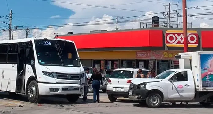 Impactan tres vehículos en Col. Valle de Cactus