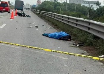 Motociclista muere tras chocar contra barra de contención en la Carretera 57