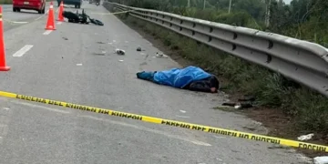 Motociclista muere tras chocar contra barra de contención en la Carretera 57
