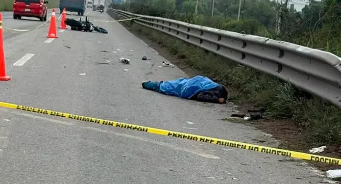 Motociclista muere tras chocar contra barra de contención en la Carretera 57