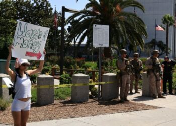 Tras protestas por redadas pentágono retira a 2 mil soldados de Los Ángeles