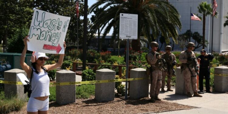 Tras protestas por redadas pentágono retira a 2 mil soldados de Los Ángeles