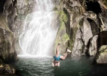 Hombre fallece al lanzarse al lago helado en Rusia desde 28 metros
