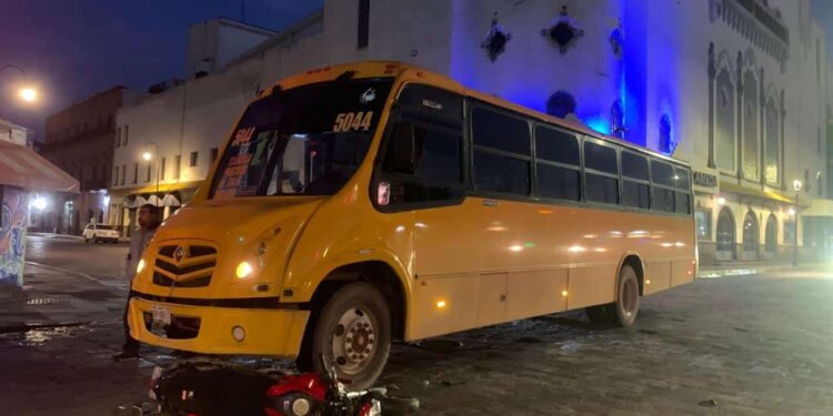 Camión urbano embiste a dos motociclistas en la capital potosina