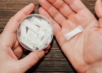 A medida que aumenta la popularidad de bolsas de nicotina, se incrementan las intoxicaciones en niños pequeños, según estudio
