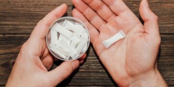 A medida que aumenta la popularidad de bolsas de nicotina, se incrementan las intoxicaciones en niños pequeños, según estudio