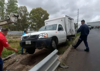 Por condiciones húmedas del asfalto camioneta pierde el control en el Circuito Potosí
