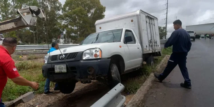 Por condiciones húmedas del asfalto camioneta pierde el control en el Circuito Potosí