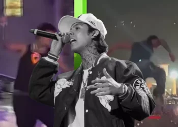 Natanael Cano golpea a su DJ y rompe equipo en el Baja Beach Fest