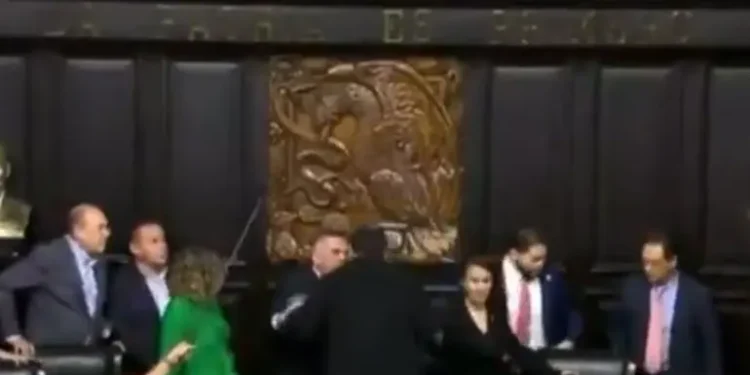 VIDEO | ¡No me toques! Noroña y ‘Alito’ se van a los golpes en el Senado