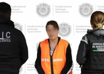 Mujer obligaba a sus hijos a vender dulces en Aguascalientes mientras esperaba en carro; la detienen