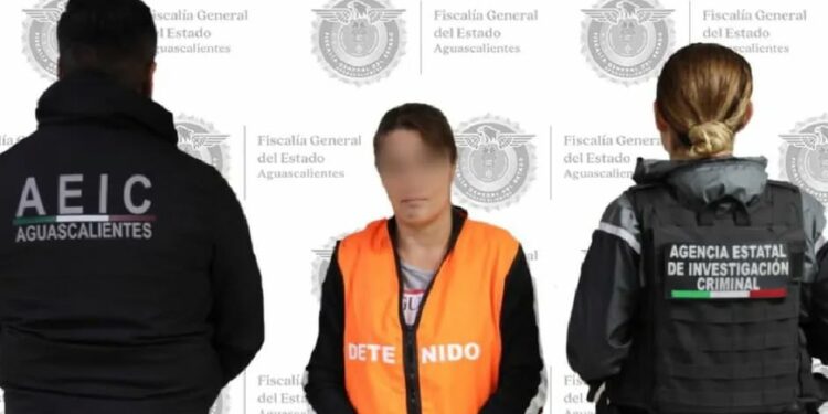 Mujer obligaba a sus hijos a vender dulces en Aguascalientes mientras esperaba en carro; la detienen