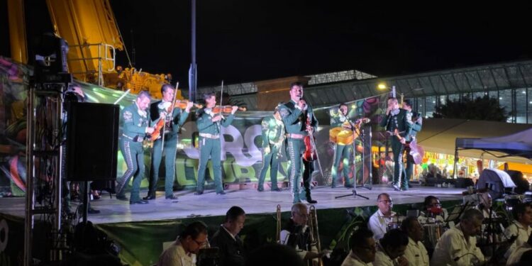 VIDEO | Homenaje a Juan Gabriel en la FENAPO