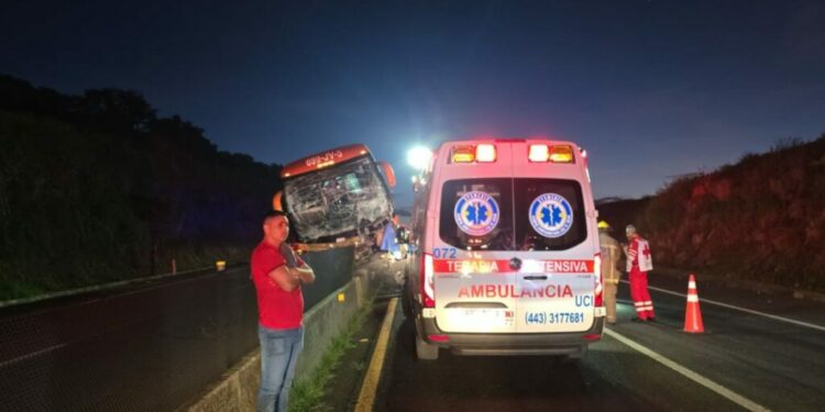 VIDEO | Choque en Jalisco deja un muerto y 11 heridos; venían de SLP